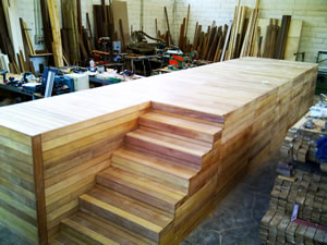 Rivestimenti e pavimenti in legno: piscine, scale, gazebo e ... Scale in legno da esterno